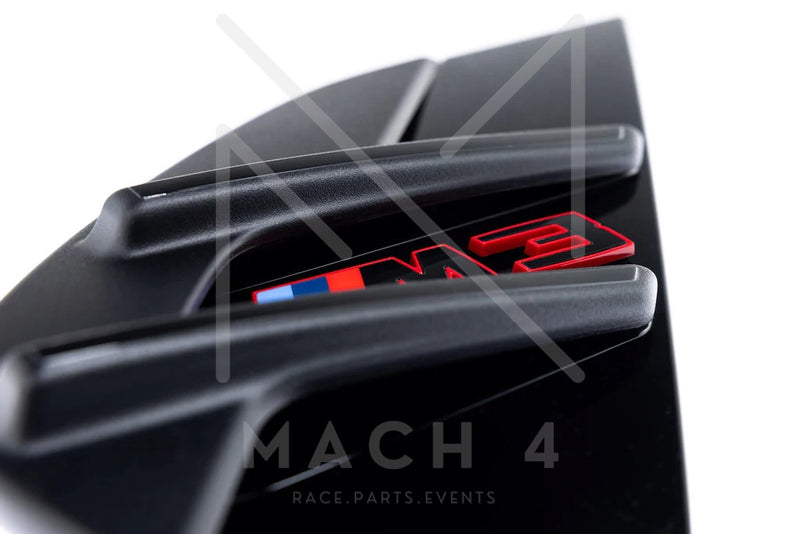 Laden Sie das Bild in Galerie -Viewer, BMW Original M3 CS G80 Seiten Kiemen M3 rot / Air Breather Badge M3 red/black für BMW M3 G80/G81 - 51137887321/51137887322