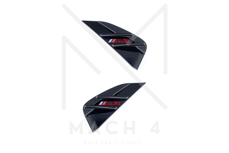 Laden Sie das Bild in Galerie -Viewer, BMW Original M3 CS G80 Seiten Kiemen M3 rot / Air Breather Badge M3 red/black für BMW M3 G80/G81 - 51137887321/51137887322