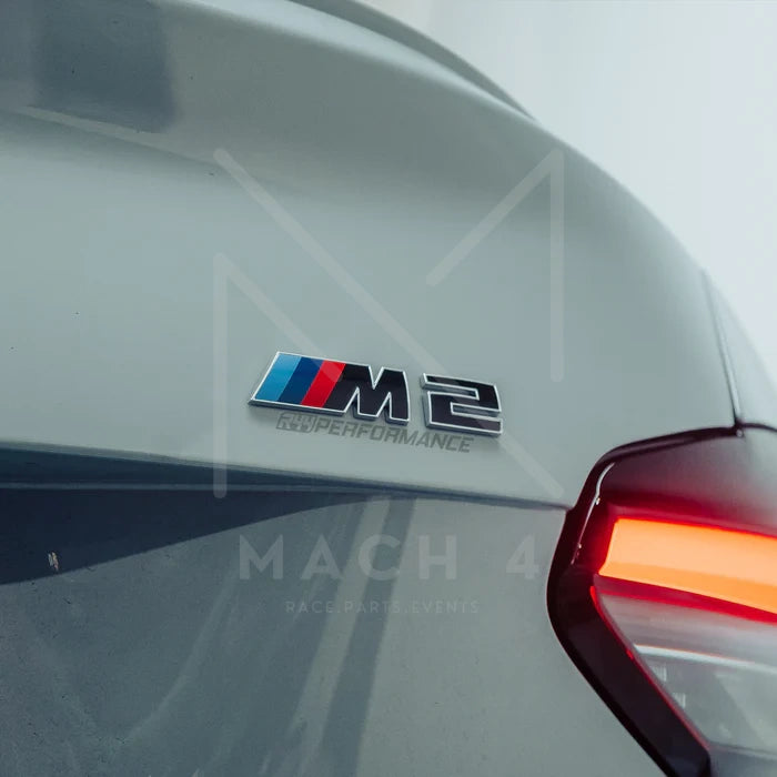 Laden Sie das Bild in Galerie -Viewer, BMW M2 LCI Badge schwarz glanz/silber / Schriftzug für BMW M2 G87 - 51147907772