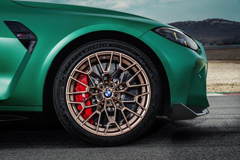 Laden Sie das Bild in Galerie -Viewer, BMW Original M4 CS G82 Seitenkiemen M4 rot / Air Breather Badge M4 black/red für BMW M4 G82/G83 - 51138086131/51138086132