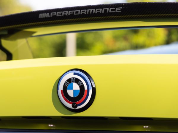 Laden Sie das Bild in Galerie -Viewer, BMW M 50 Jahre Badge (Frontklappe &amp; Heckklappe) für BMW F4x und G-Serie
