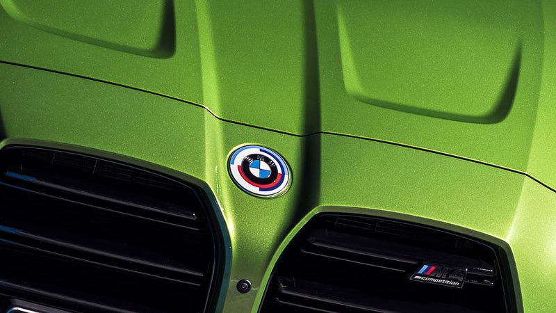 Laden Sie das Bild in Galerie -Viewer, BMW M 50 Jahre Badge (Frontklappe &amp; Heckklappe) für BMW F4x und G-Serie
