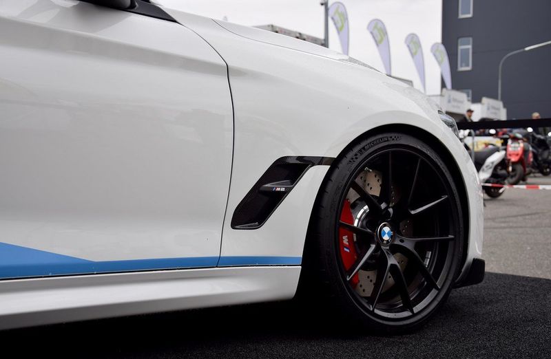 Laden Sie das Bild in Galerie -Viewer, BMW M Performance Kotflügel / Seitenwand Carbon BMW M2 Competition F87 / BMW M2 N55 F87 - 41352449803 / 41352449804