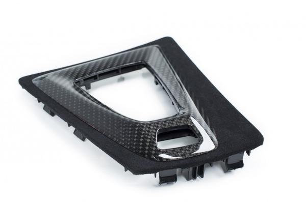 Laden Sie das Bild in Galerie -Viewer, BMW M Performance Mittelkonsolblende / Gangwahlschalter Blende Carbon/Alcantara für BMW M3/M4 F80/F82/F83 - 51162358358