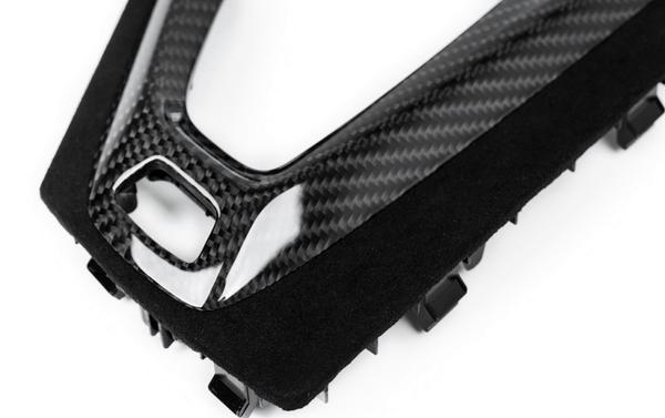 Laden Sie das Bild in Galerie -Viewer, BMW M Performance Mittelkonsolblende / Gangwahlschalter Blende Carbon/Alcantara für BMW M3/M4 F80/F82/F83 - 51162358358