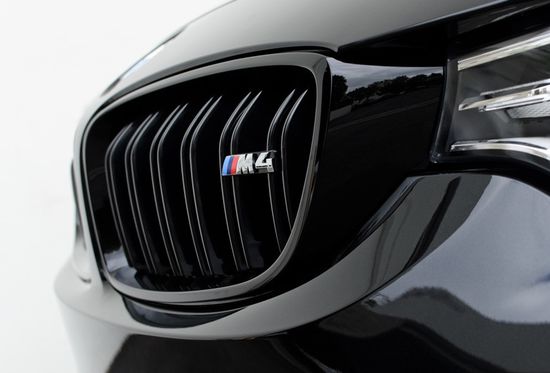 Laden Sie das Bild in Galerie -Viewer, BMW M Performance Frontziergitter/Nieren schwarz glanz für BMW M4 F82/F83 - 51712352811/51712352812