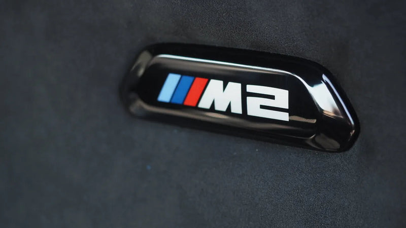 Laden Sie das Bild in Galerie -Viewer, BMW M Blende Lehne M2 Logo schwarz beleuchtet - 52109503037