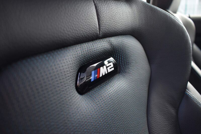 Laden Sie das Bild in Galerie -Viewer, BMW M Blende Lehne M2 Logo schwarz beleuchtet - 52109503037
