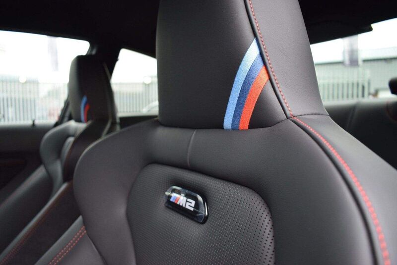 Laden Sie das Bild in Galerie -Viewer, BMW M Blende Lehne M2 Logo schwarz beleuchtet - 52109503037