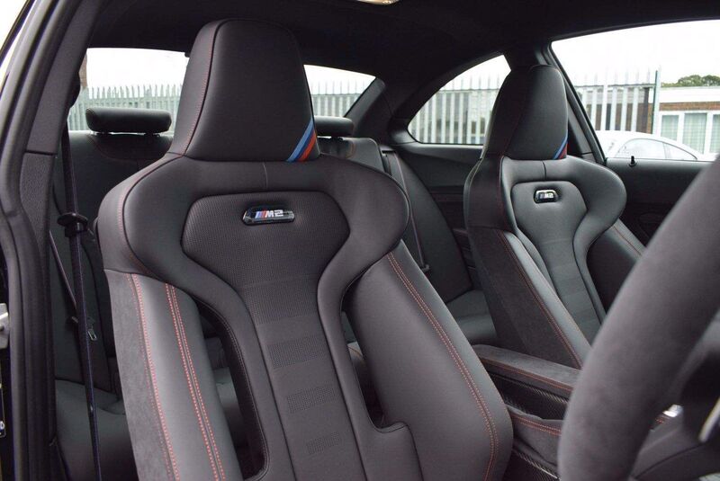 Laden Sie das Bild in Galerie -Viewer, BMW M Blende Lehne M2 Logo schwarz beleuchtet - 52109503037