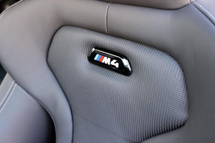 Laden Sie das Bild in Galerie -Viewer, BMW M Blende Lehne M4 Logo schwarz beleuchtet - 52109503039