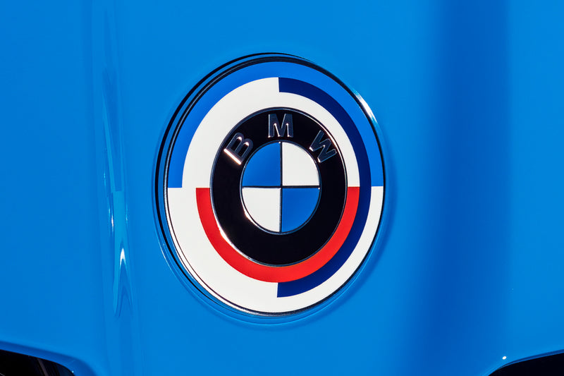 Laden Sie das Bild in Galerie -Viewer, BMW M 50 Jahre Badge (Frontklappe & Heckklappe) für BMW F4x und G-Serie