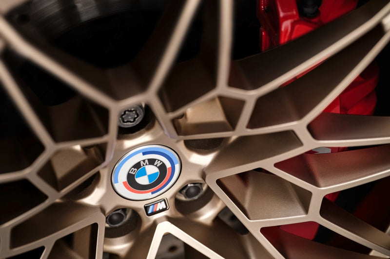 Laden Sie das Bild in Galerie -Viewer, BMW M 50 Jahre Radnabenabdeckung/Felgendeckel/Nabendeckel Ø 55 mm - 36125A57484
