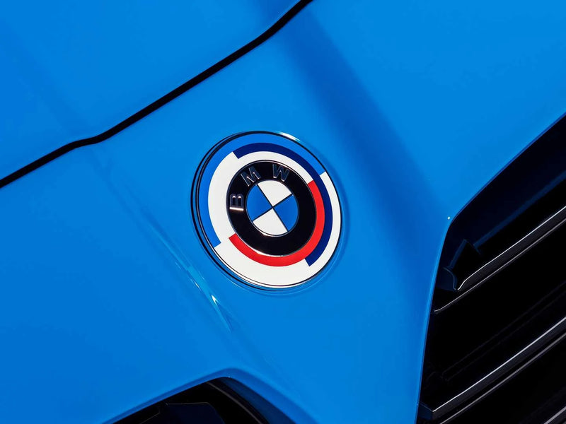 Laden Sie das Bild in Galerie -Viewer, BMW M 50 Jahre Badge (Frontklappe & Heckklappe) für BMW F4x und G-Serie