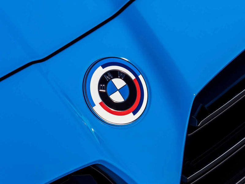 Laden Sie das Bild in Galerie -Viewer, BMW M 50 Jahre Badge (Frontklappe &amp; Heckklappe) für BMW F4x und G-Serie
