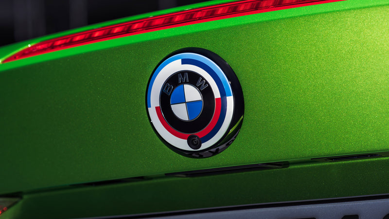 Laden Sie das Bild in Galerie -Viewer, BMW M 50 Jahre Badge (Frontklappe & Heckklappe) für BMW F4x und G-Serie