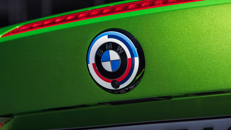 Laden Sie das Bild in Galerie -Viewer, BMW M 50 Jahre Badge (Frontklappe &amp; Heckklappe) für BMW F4x und G-Serie
