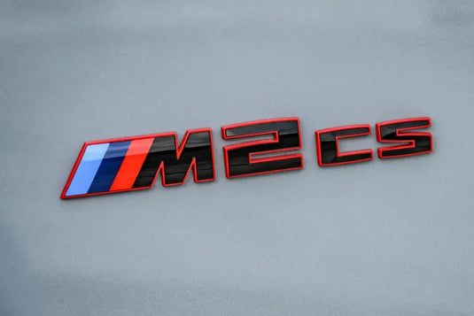 BMW M M2 CS G87 Badge Emblem Heckdeckel/Trunk schwarz/rot für BMW M2 G87 / M2 CS G87 - 51147874074