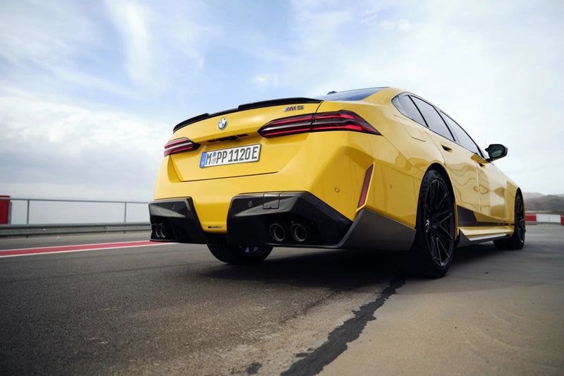 Laden Sie das Bild in Galerie -Viewer, BMW M Performance Heckdiffusor / Heck Einsatz Carbon für BMW M5 G90/G99 - 51755B6E579/51755B6E580
