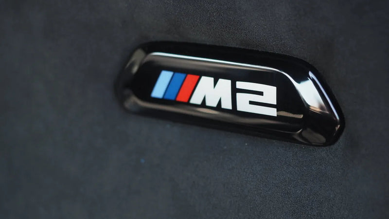 Laden Sie das Bild in Galerie -Viewer, BMW M Blende Lehne M2 Logo schwarz beleuchtet - 52109503037
