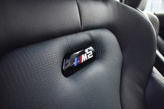BMW M Blende Lehne M2 Logo schwarz beleuchtet - 52109503037 – Mach 4 Parts